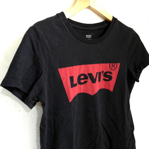 Levi's | Womens Black and Red Logo T-Shirt - Picture 2 of 7